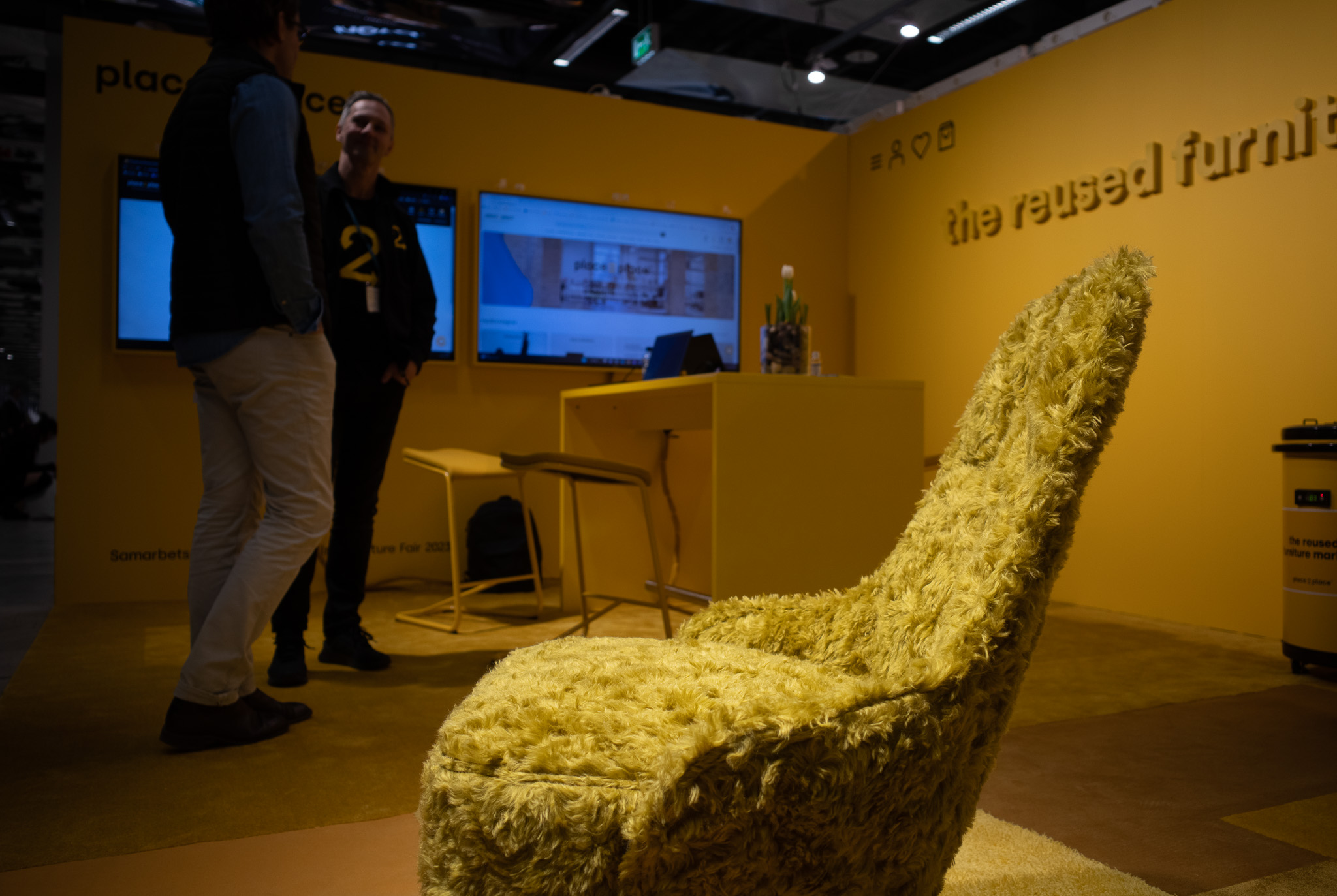 Place2place är den första utställaren på mässan som bara säljer återbrukade möbler. Foto: Henrik Persson